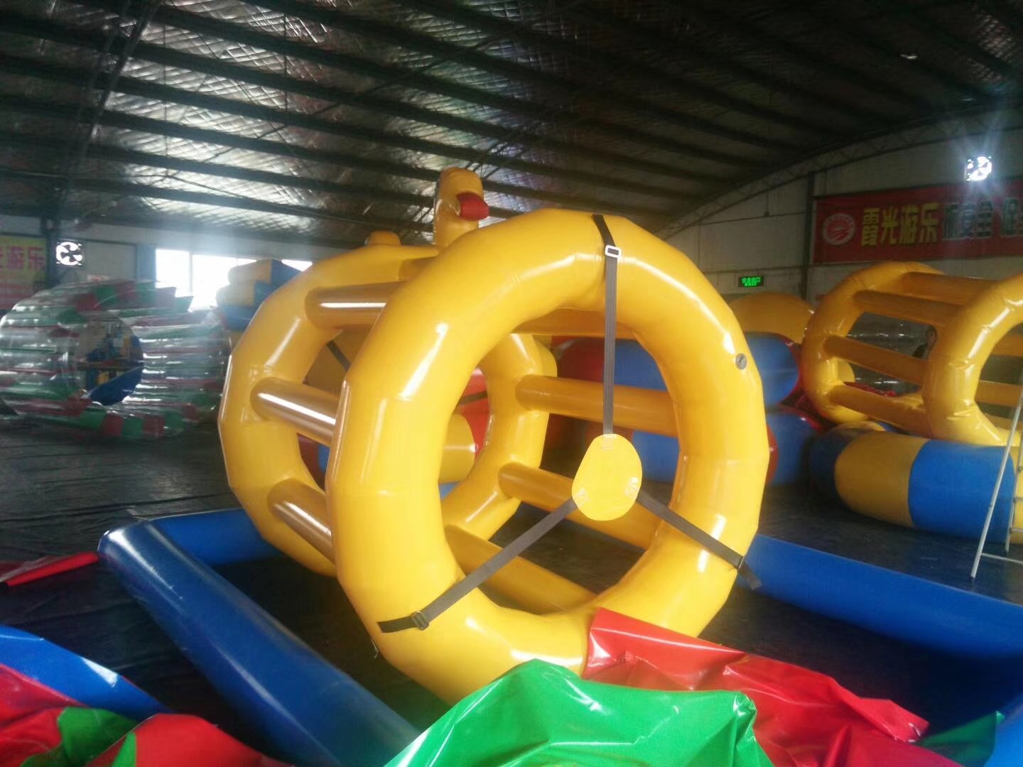 充气水上滚筒球